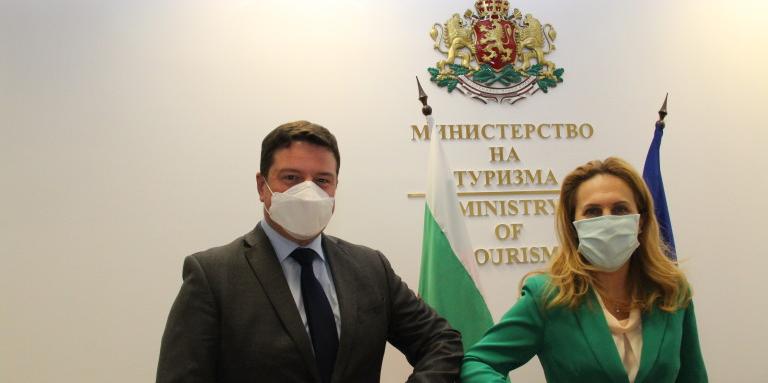 Острова вдига бариерата за българите?
